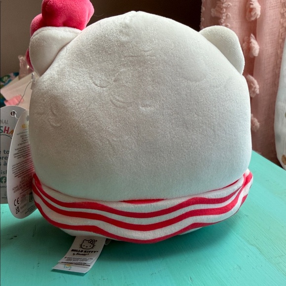 Hello Kitty Plush with Heart Sunglasses - Squishmallows Sanrio - Picture 5 of 7